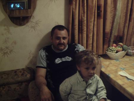 tiens voila mon bebe avec son papounet belle tof quand meme non ???