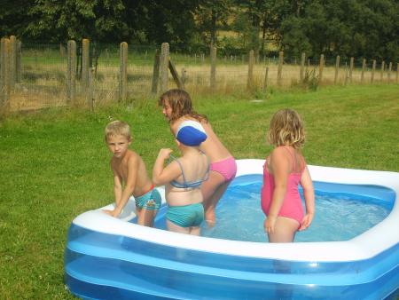 oceane sarah jojo et marine dans la piscine