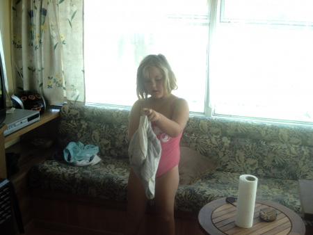 sarah qui met son maillot pour aller sur la plage