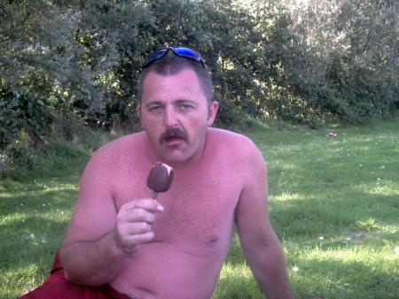 voila pat avec un gros coup de soleil rouge comme une tomate enfin je n ai pas besoin de vous le dire vous le constater de vous meme non ?????