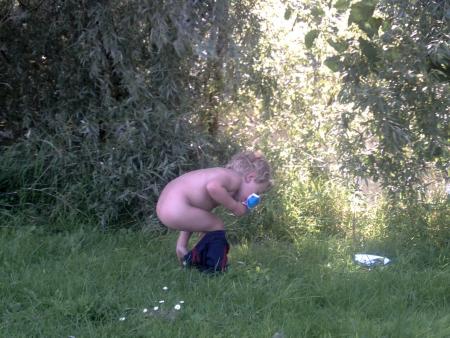 loll mathias qui retire son short pour faire un pipi