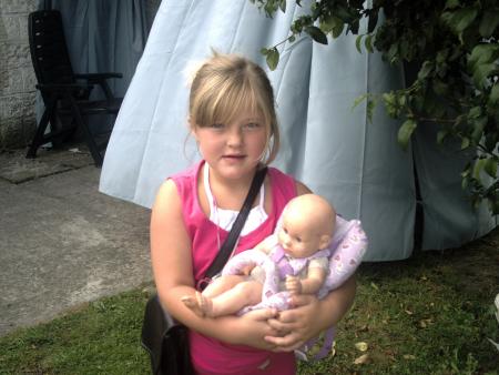 sarah avec sa poupee