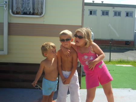 j adore cette photo comme il sont beau mes enfants bisous je vous adore